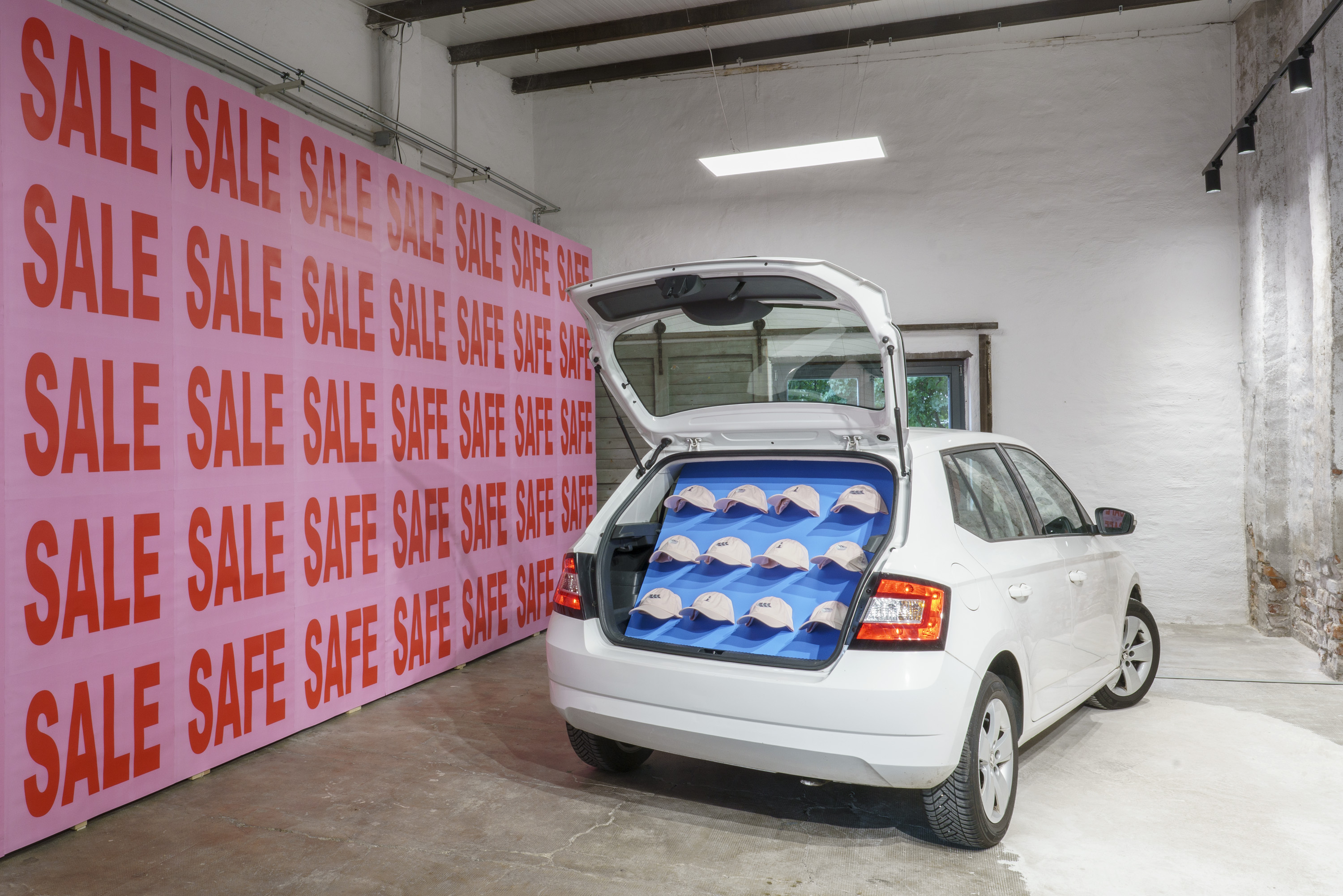 <p>SALE</p>
