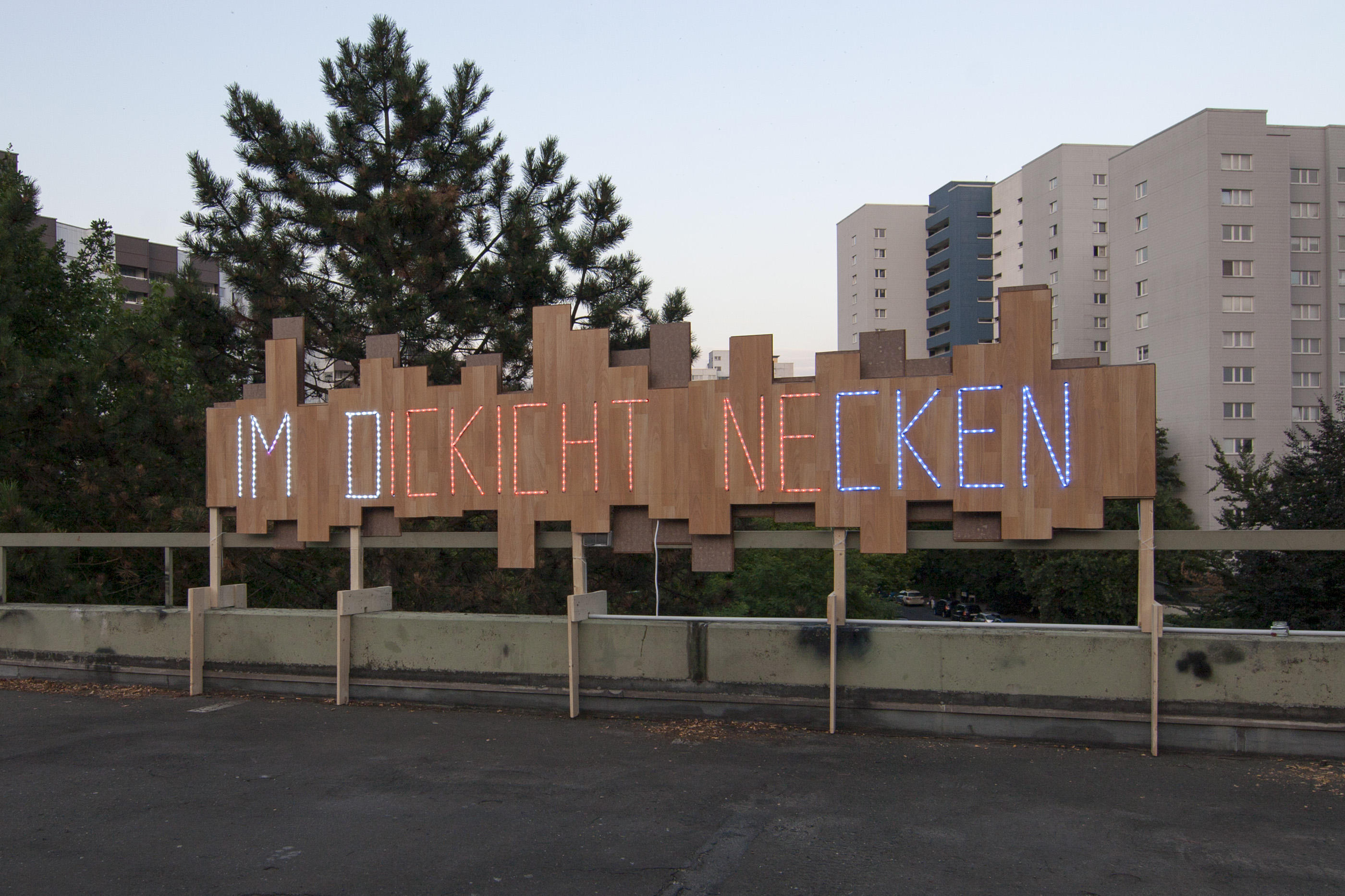 <p>IM DICKICHT NECKEN</p>